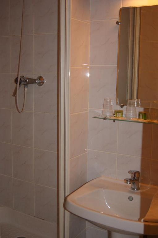 Hotel Saint - Pierre Villedieu-les-Poêles Room photo